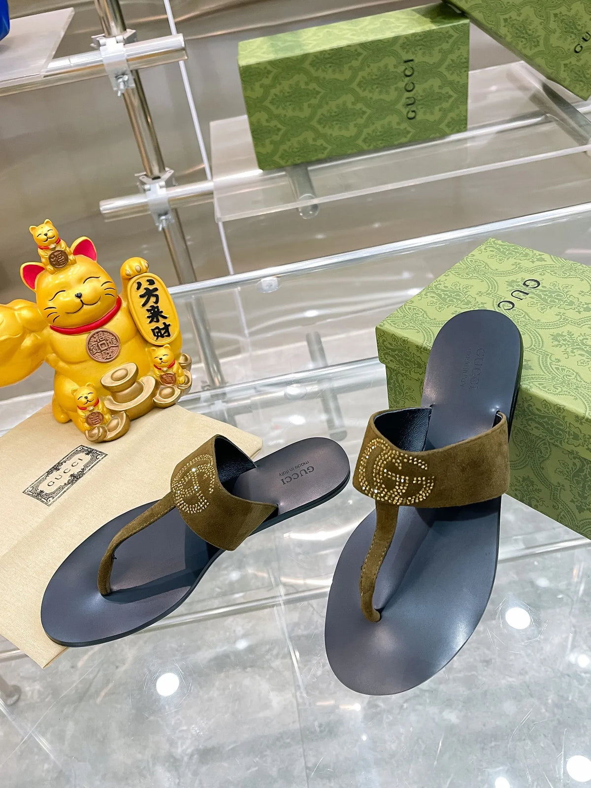 Women Slippers L283370