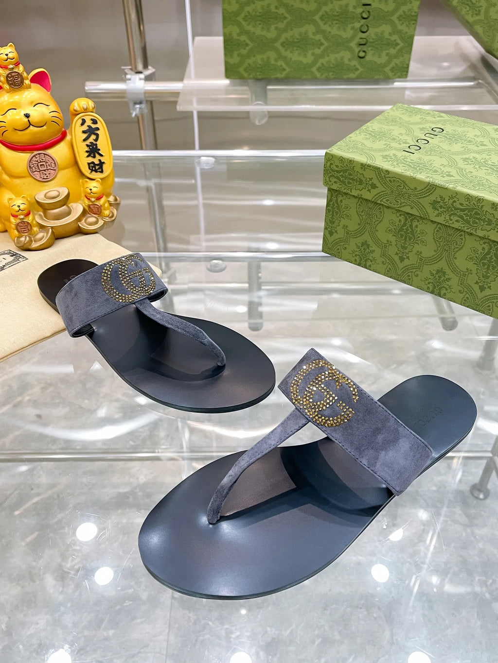 Women Slippers L283370